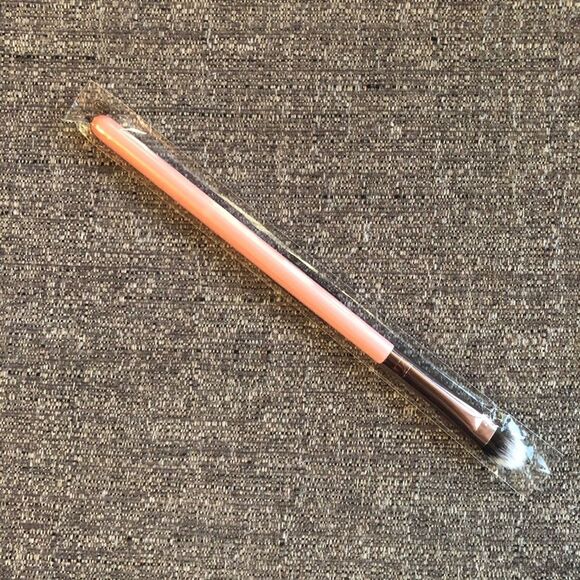 LUXIE 239 Precision Shade Brush - Rose Gold - Picture 3 of 6